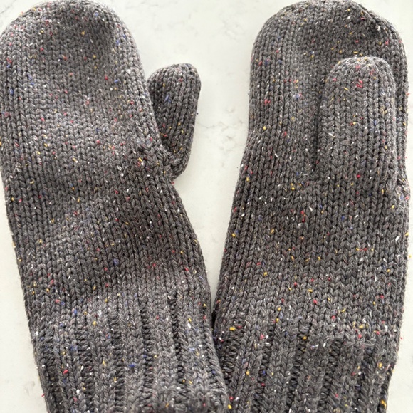 SOLD- Brand new Aritzia Fulton mittens - Picture 2 of 3